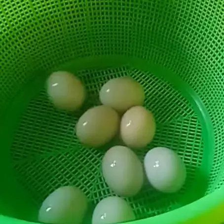 Trik mengurangi rasa asin berlebih pada telur asin, dijamin lebih enak