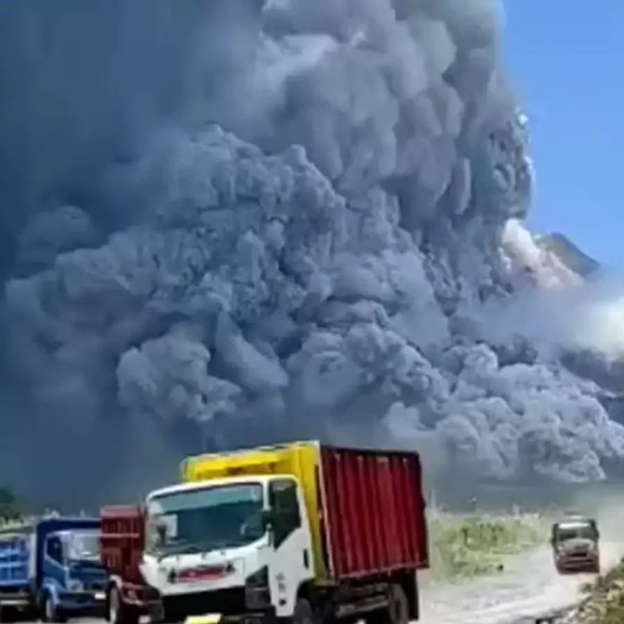 9 Penampakan erupsi Gunung Merapi, kondisi terasa seperti malam tertutup abu