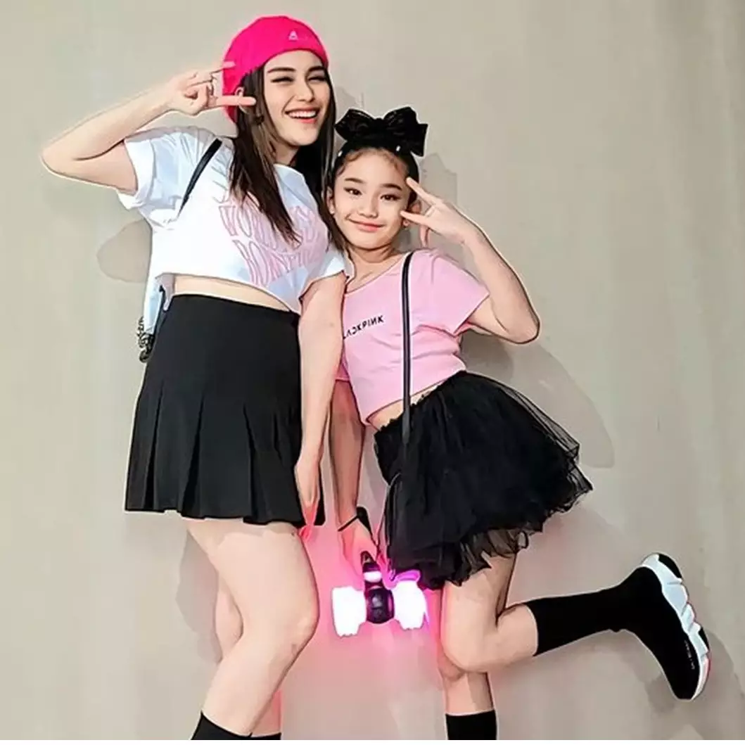 Gaya 11 seleb nonton BLACKPINK di GBK, penampilan ala ABG Nagita Slavina tuai sorotan