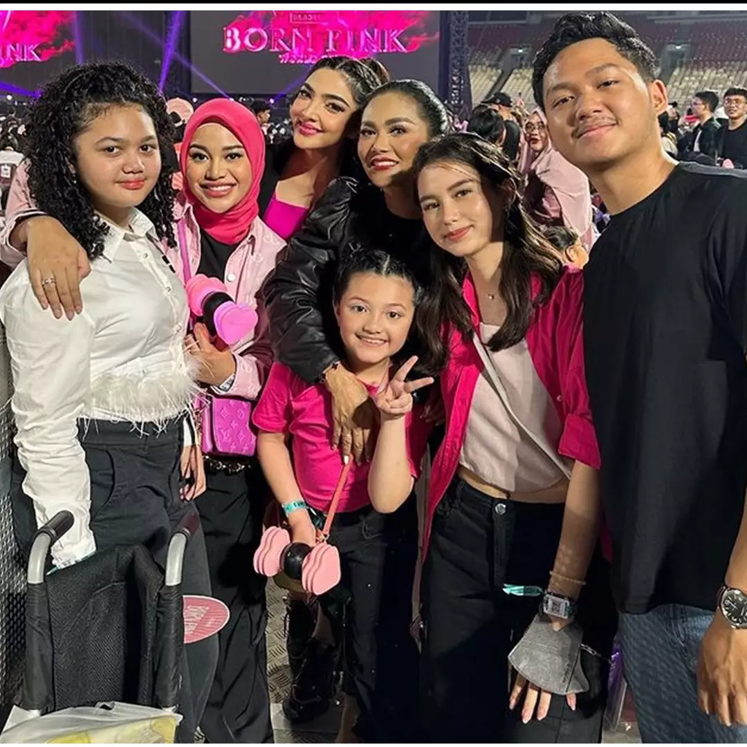 Momen seru Krisdayanti nonton Blackpink duduk bareng pengasuh Amora dan ajudan di kursi VIP