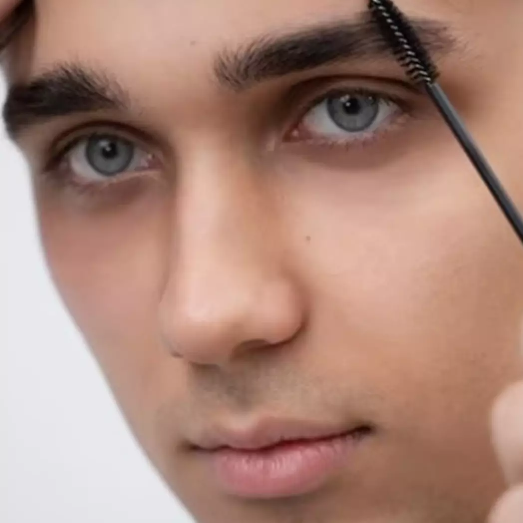 Bikin lebih hitam dan tebal, ini trik menumbuhkan alis hanya dengan 3 bahan dapur