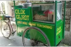 Receh abis, 13 tulisan lucu di gerobak dagang ini bacanya bikin merenung baper