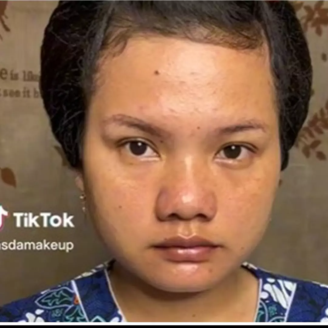 Wanita berkulit beruntusan dimakeup MUA jadi pengantin Batak, hasilnya manglingi banget