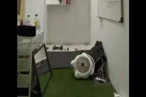 Ruang sempit ini disulap jadi studio mini yang estetik, setiap sudut dimanfaatkan jadi lebih efisien