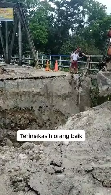 Momen bocah SD ingin berangkat sekolah lewat jembatan putus TikTok