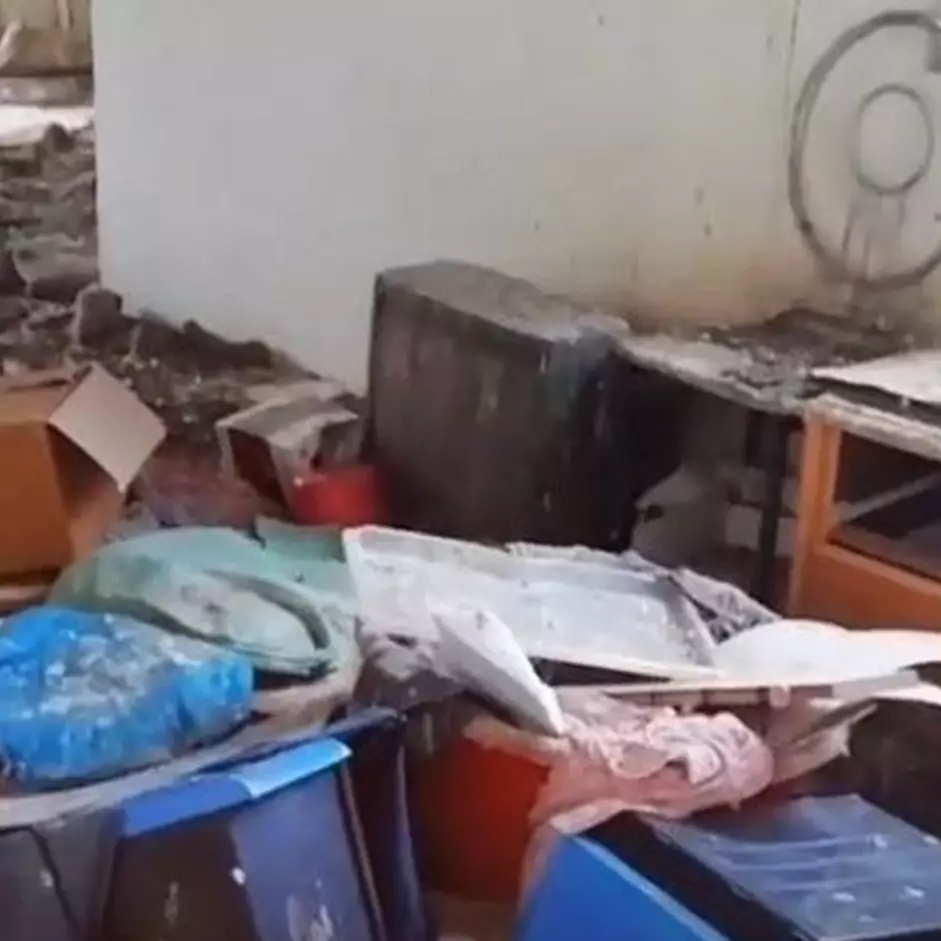 Potret rumah lelang penuh rongsokan jadi estetik, penampakan interiornya bak koridor hunian mewah