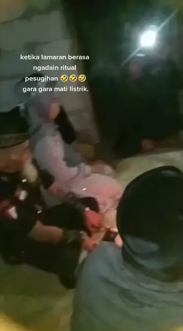 Momen ngenes tapi kocak saat lamaran tiba-tiba mati lampu TikTok