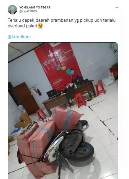 Momen apes kurir pas mengantar paket Berbagai sumber Momen apes kurir pas mengantar paket Berbagai sumber