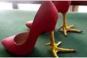 Nggak habis pikir, 13 penampakan sepatu desain unik dan aneh ini lihatnya bikin senyum receh