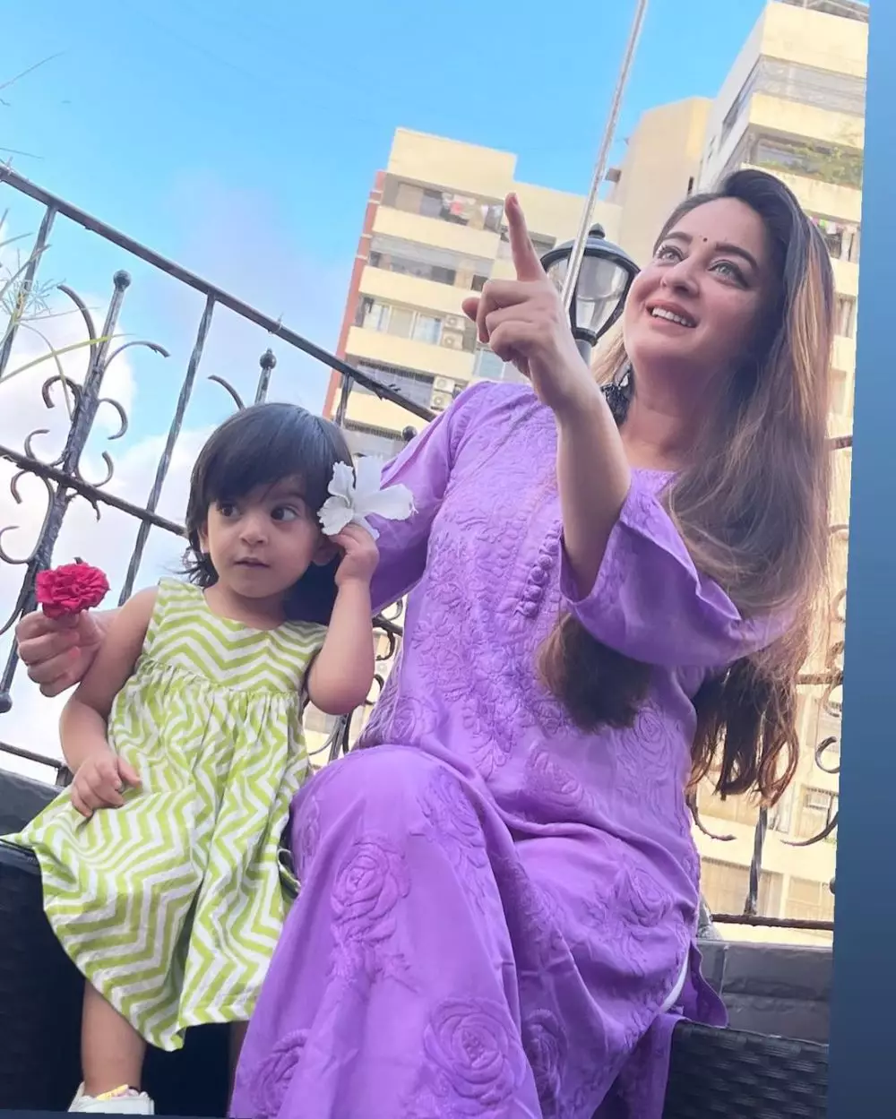 gaya Mahhi Vij Nakusha momong anak © berbagai sumber gaya Mahhi Vij Nakusha momong anak © berbagai sumber