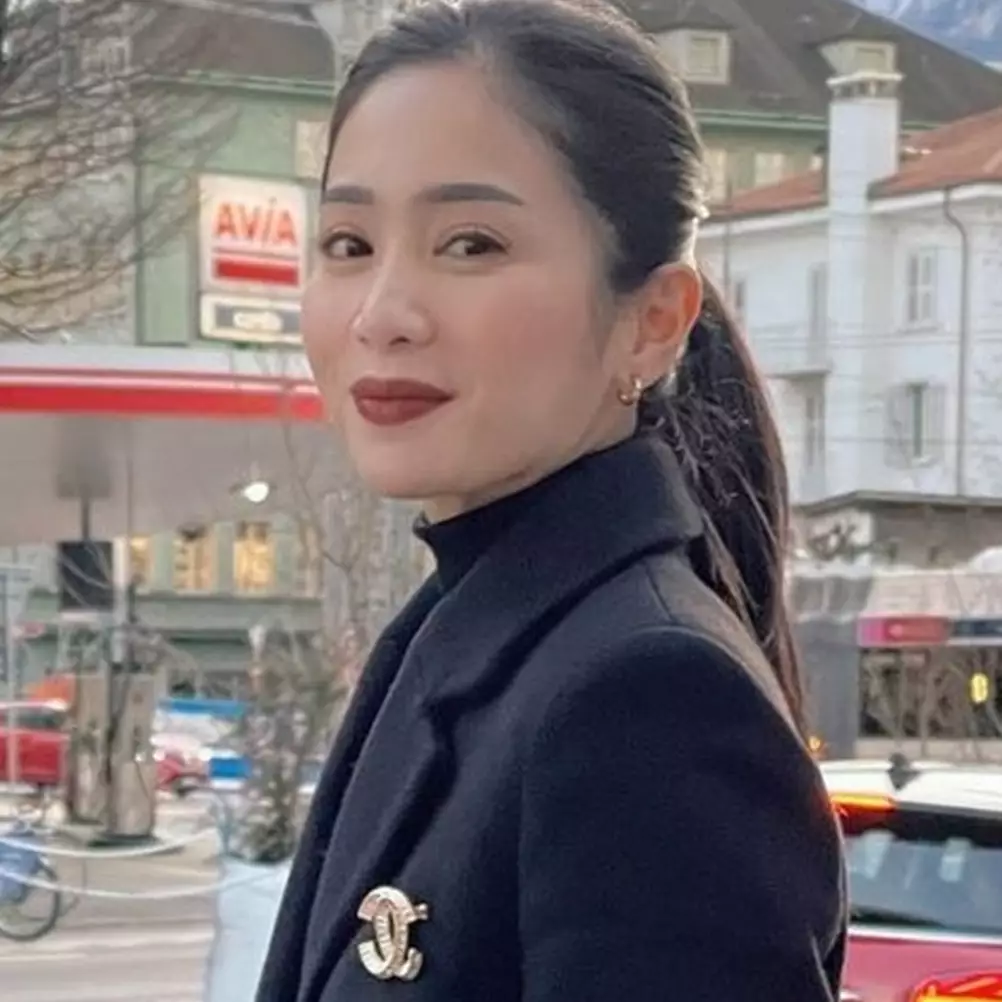 Kerap tampil dengan look sederhana, intip 7 rahasia makeup ala Bunga Zainal