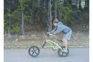 Kena apes tapi nggak sadar, 15 momen lucu orang lagi sial ini bikin pengin ketawa tapi kasihan