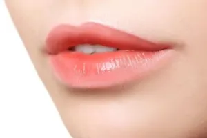 Bukan pakai lipstik, ini trik warnai bibir agar lebih fresh pakai 1 alat