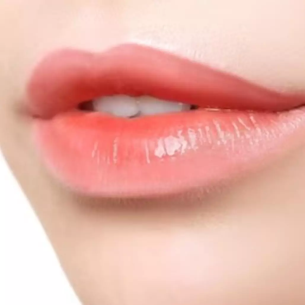 Bukan pakai lipstik, ini trik warnai bibir agar lebih fresh pakai 1 alat