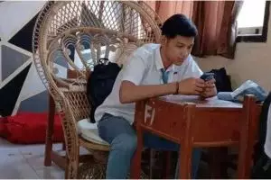 11 Penampakan nyeleneh di kursi belakang kelas ini bikin guru auto ngelus dada