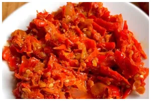 Trik bikin sambal merah ala rumah makan padang yang pedas, berwarna cerah, dan antipahit