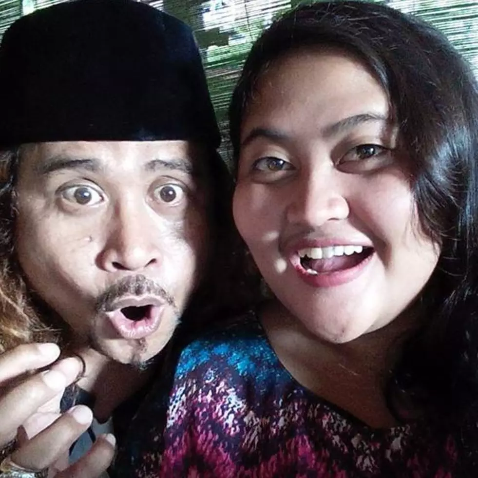 Sekarang tampil berjilbab, intip 11 potret terbaru istri Kang Komar Preman Pensiun yang manglingi