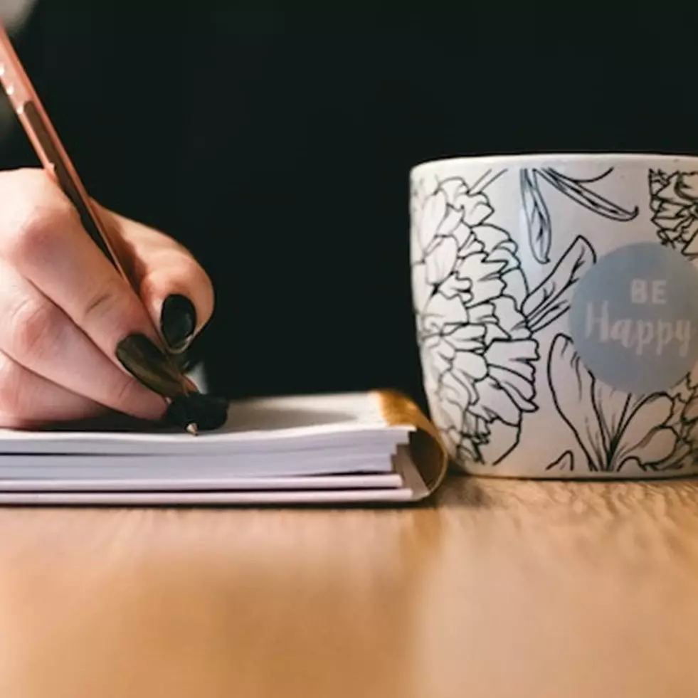 50 Contoh kata denotatif lengkap dengan penjelasan dan fungsinya