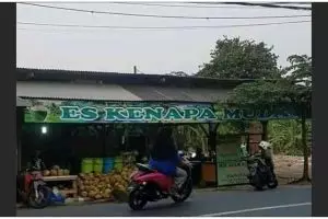 Bikin nyengir, 13 tulisan nyeleneh di spanduk pedagang minuman dingin ini bacanya harus dua kali