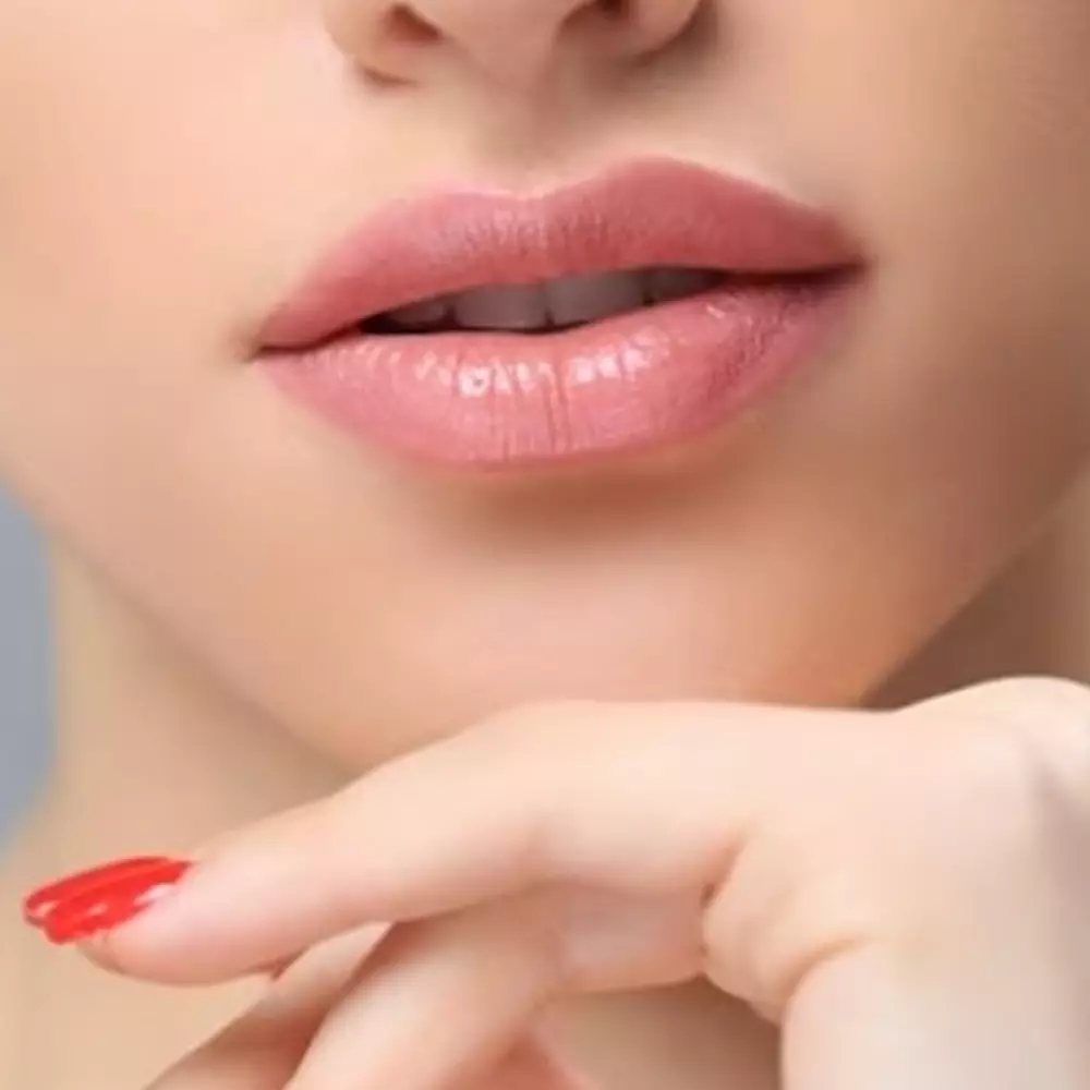 9 Cara merawat bibir hitam agar kembali cerah dan plumpy, rutin minum air putih