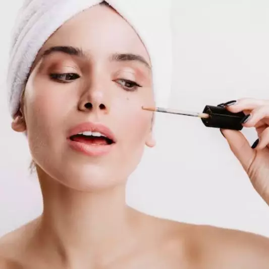 Tak perlu blend pakai spons, ini trik pakai concealer untuk samarkan kantong mata