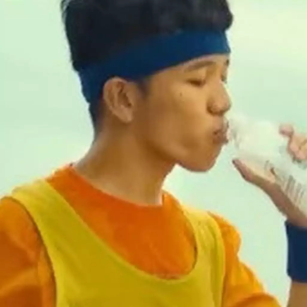 Kebetulan yang unik, pria bernama 'Drink Water' ini diterima kerja di pabrik minuman