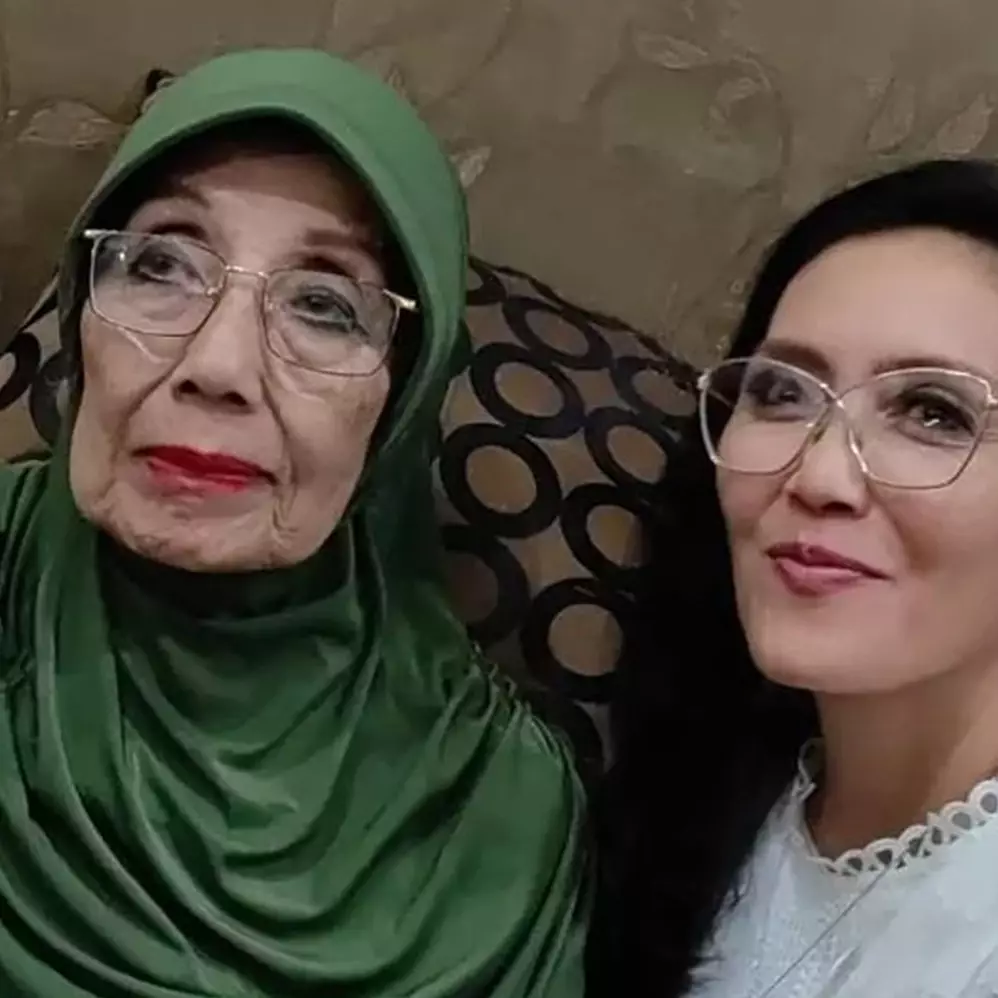 6 Potret kenangan Nani Wijaya saat jadi model majalah, paras ayunya jadi idola