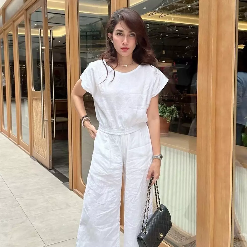 Kompak pakai outfit hitam bareng Hesti Purwadinata, penampilan Ussy Sulistiawaty ini bikin gagal fokus