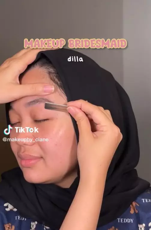 wanita dirias MUA jadi bridesmaid skill-nya panen pujian © berbagai sumber wanita dirias MUA jadi bridesmaid skill-nya panen pujian © berbagai sumber