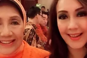 9 Potret kenangan Nani Wijaya dengan Cahya kamila yang wajahnya plek ketiplek sang ibu saat muda