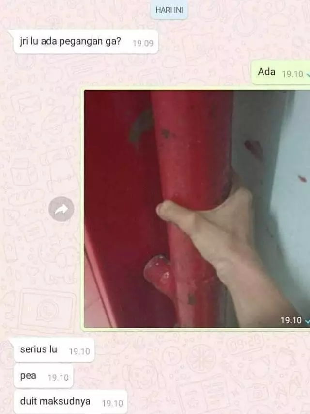 Endingnya plot twist, 11 chat lucu minta tolong ini kocak abis © berbagai sumber