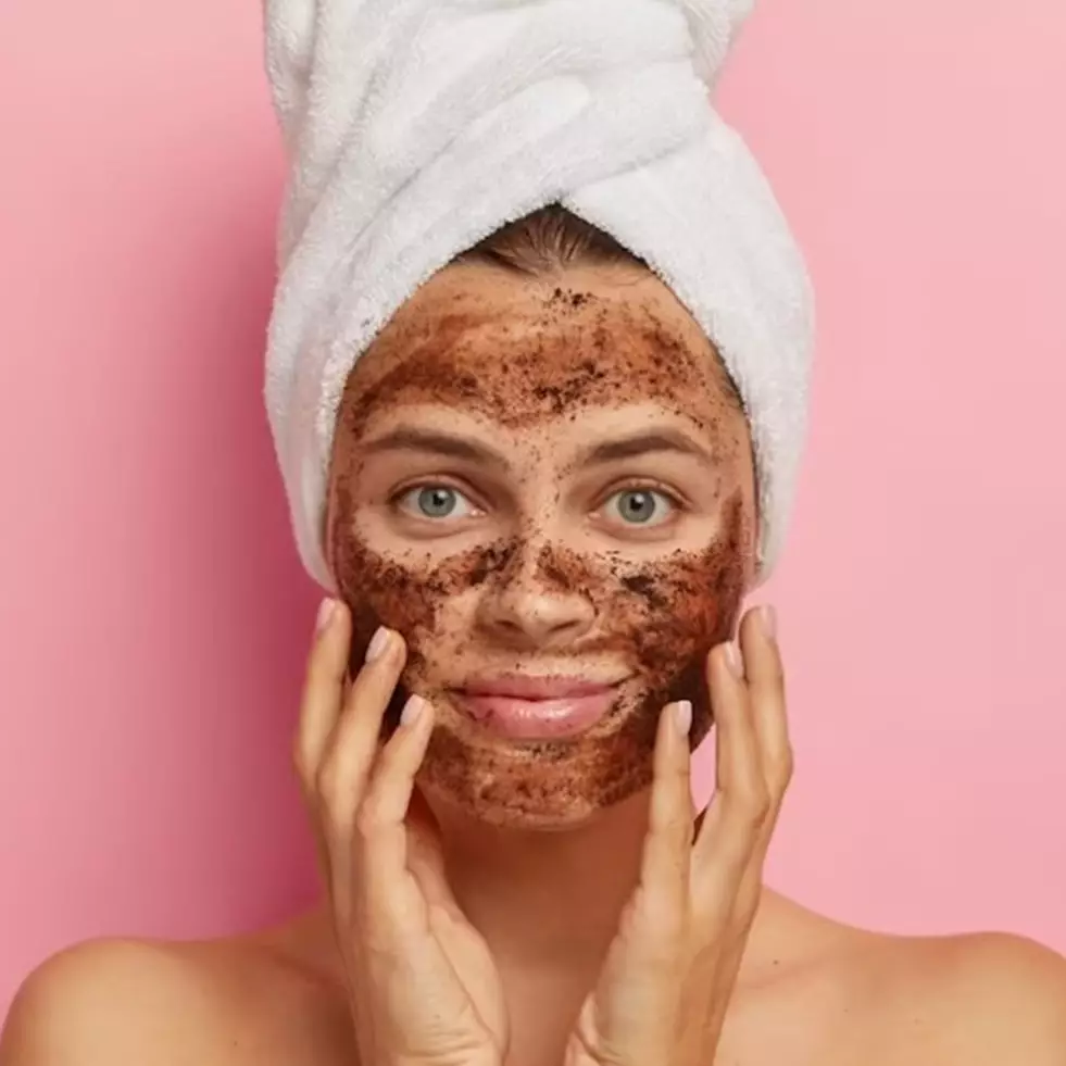 Sering dilakukan tanpa sadar, 7 kesalahan saat eksfoliasi ini bikin kulit kering kerontang