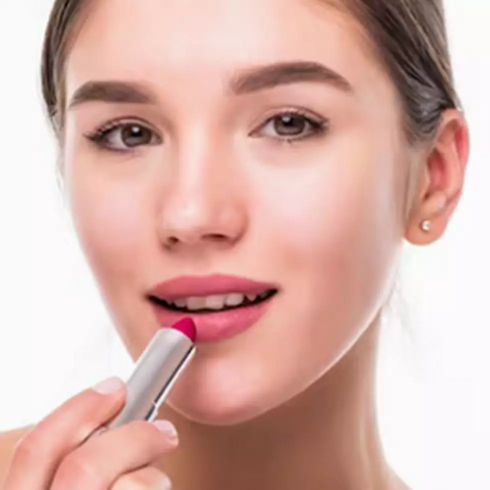Bikin riasan bibir antibleber, begini trik mudah aplikasikan lip cream hanya pakai 1 alat kebersihan