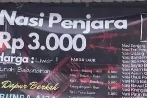 11 Tulisan lucu di spanduk pedagang nasi ini bikin nyengir lebar, ada warung nasi penjara