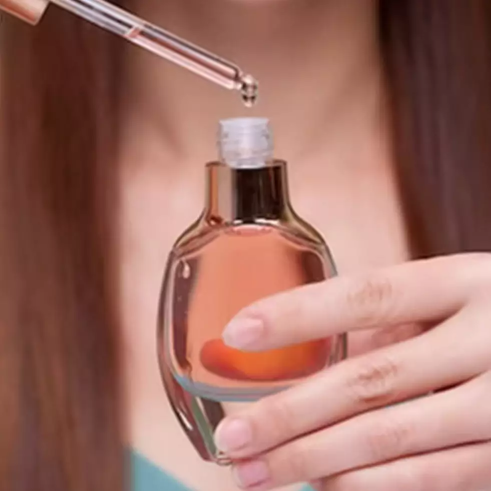 Jangan asal pakai, begini cara benar menggunakan hair serum agar tak kering dan bercabang