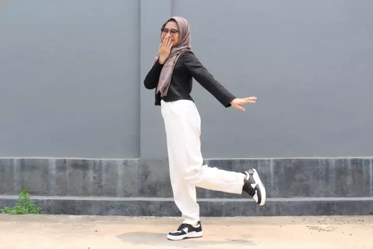 Tampil modis dengan sneakers ala Korea nan stylish, cocok untuk beragam outfit