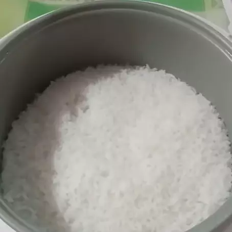 Hemat listrik, begini trik menanak nasi di rice cooker agar tak cepat kering dan bau pakai satu bahan