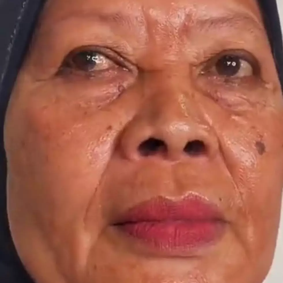 Nenek ini dirias MUA hasilnya bikin kerutan di wajah auto hilang, netizen: kok jadi gadis lagi? 
