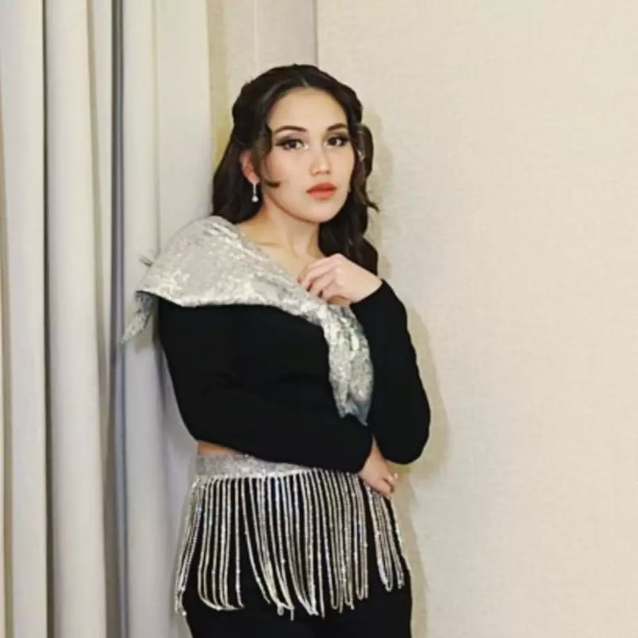 5 Gaya Ayu Ting Ting hadiri ulang tahun anak Siti Badriah, dikritik warganet disebut salah kostum