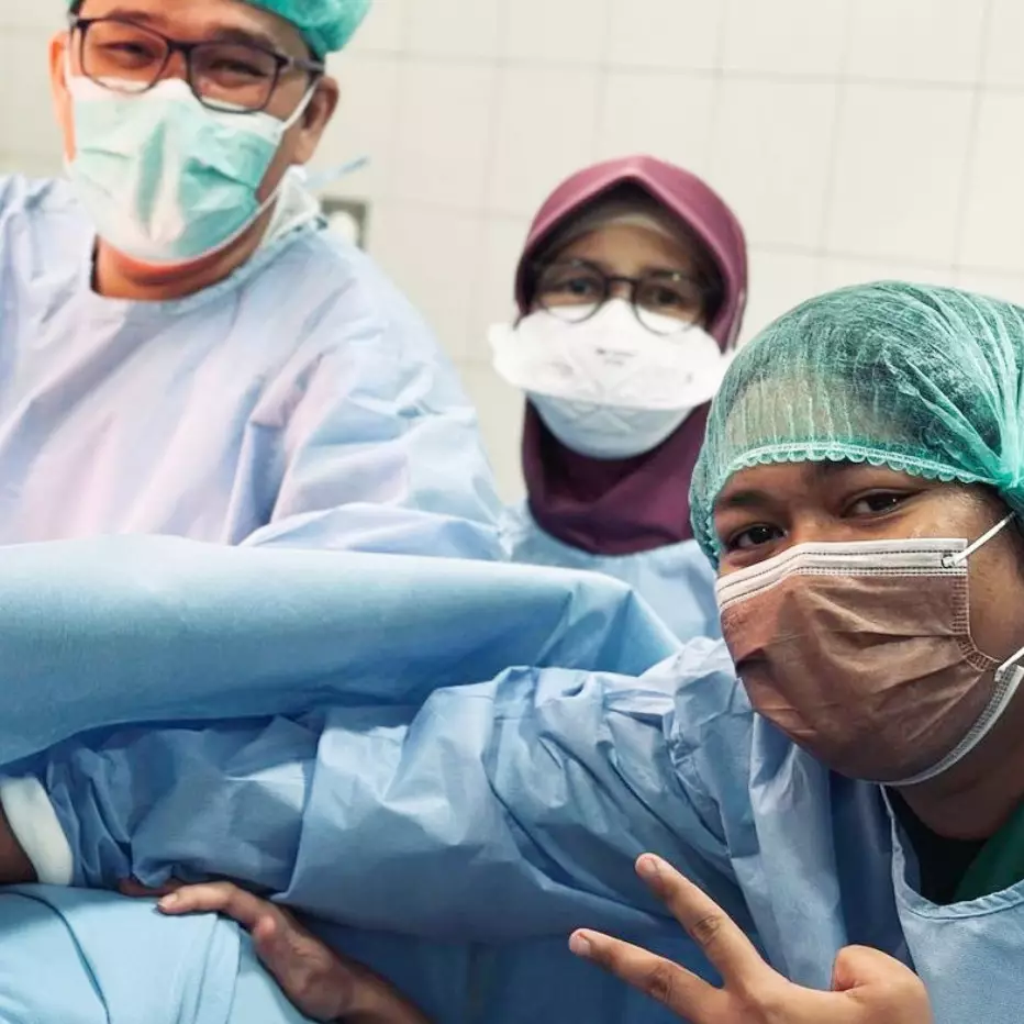 7 Momen Cesen eks JKT48 melahirkan anak pertama, pernikahannya dengan Marshel Widianto disorot