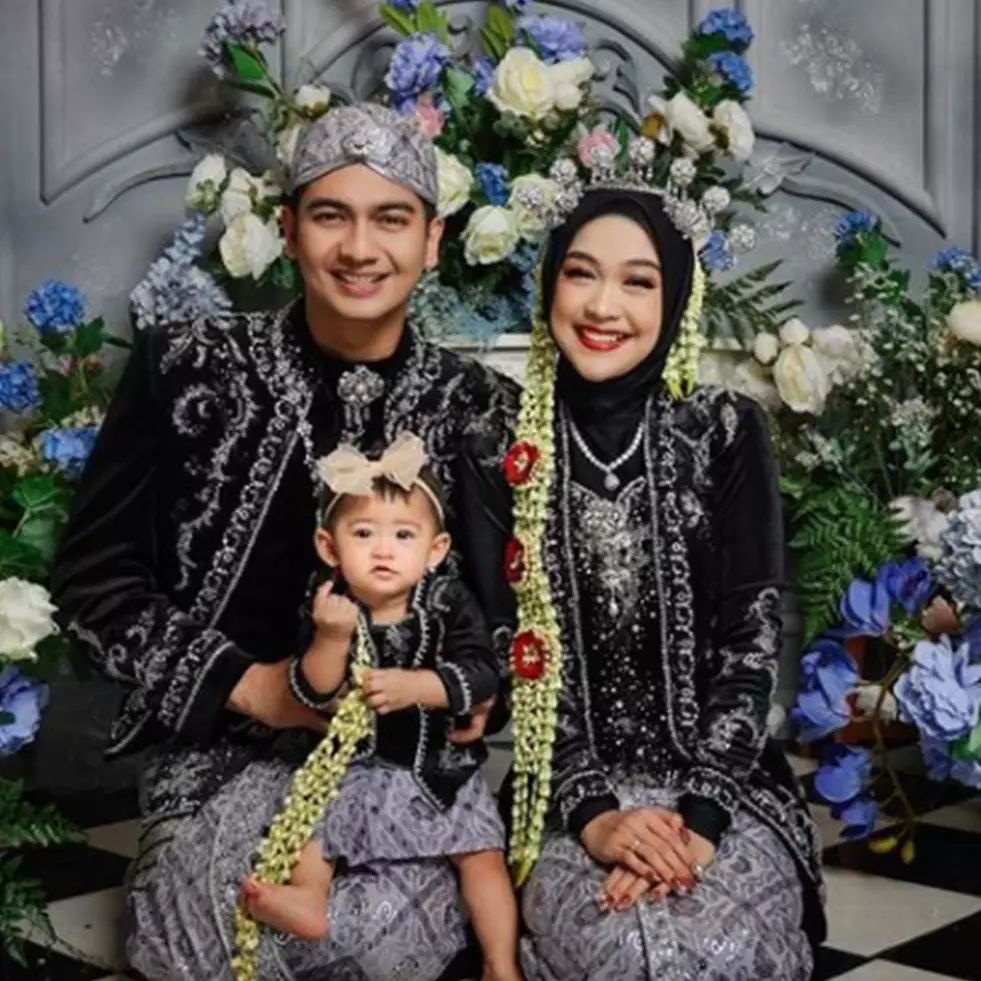 7 Gaya seleb hadiri acara tedak siten baby Moana anak Ria Ricis, Fuji serba putih bak bidadari