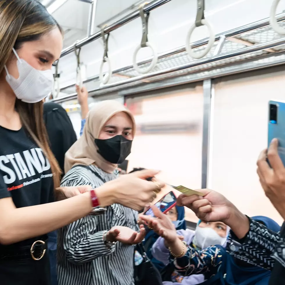 Berdesakan dan bikin heboh di KRL, Cinta Laura kampanye lawan pelecehan seksual di ruang publik