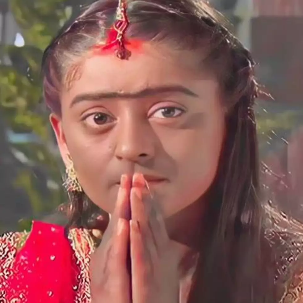 Ikonik lewat paras dekilnya di Nakusha, ini 11 transformasi Mahhi Vij yang makin glow up sejak remaja