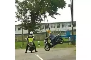 11 Momen lucu ketemu polisi di jalan ini bikin auto panik, langsung bertingkah nyeleneh