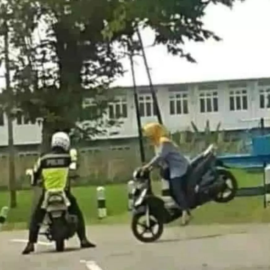 11 Momen lucu ketemu polisi di jalan ini bikin auto panik, langsung bertingkah nyeleneh