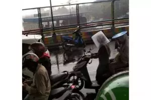 Nggak habis pikir, 11 gaya helm ini bikin pengendara di belakang jadi gagal fokus
