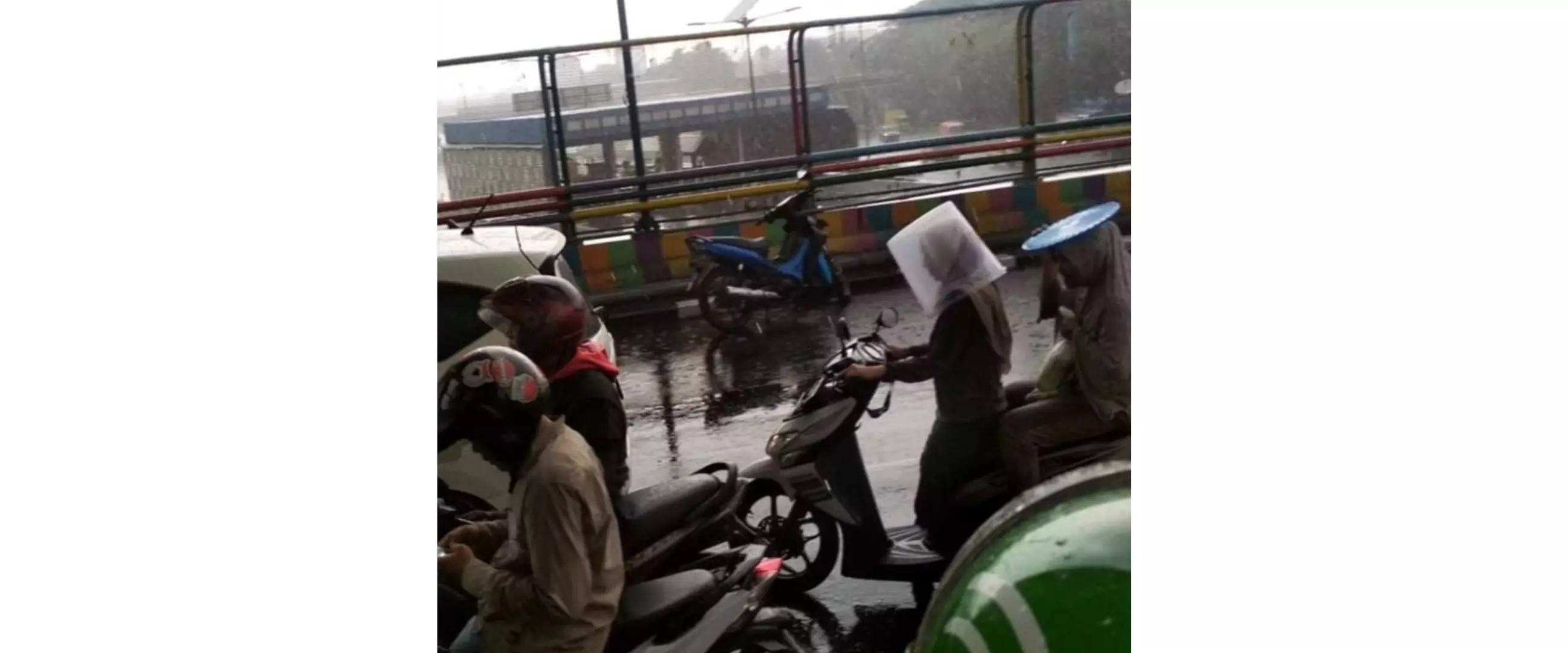 Nggak habis pikir, 11 gaya helm ini bikin pengendara di belakang jadi gagal fokus