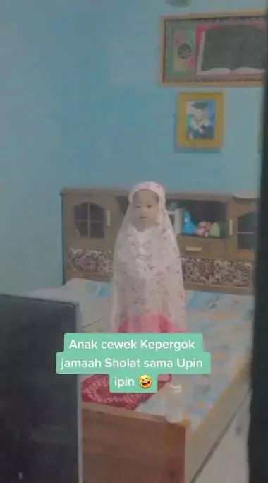 Momen kocak anak shalat menghadap tv TikTok