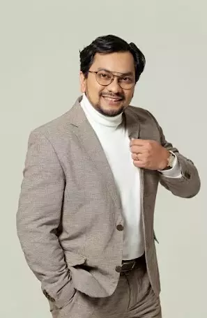 Tompi nyanyikan lagu Bimbo ‘Ada Anak Bertanya Pada Bapaknya’ © Istimewa