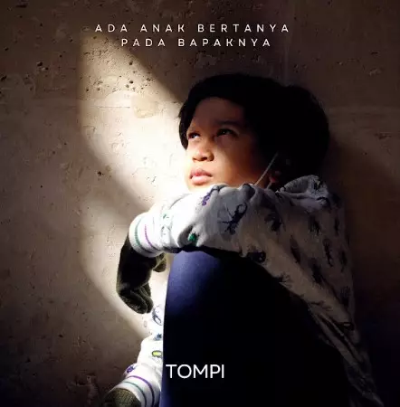 Tompi nyanyikan lagu Bimbo ‘Ada Anak Bertanya Pada Bapaknya’ © Istimewa